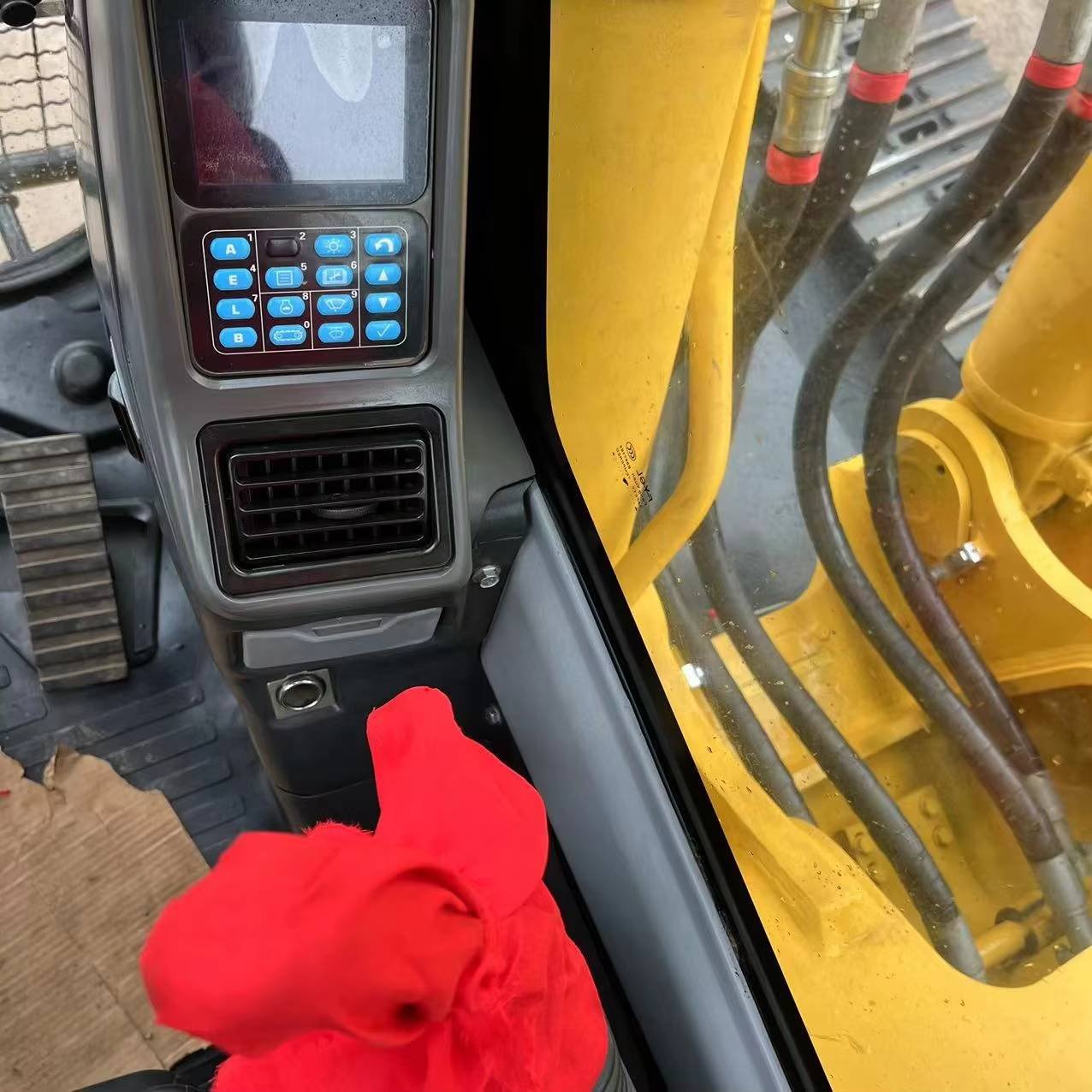 Used construction equipment – view 4